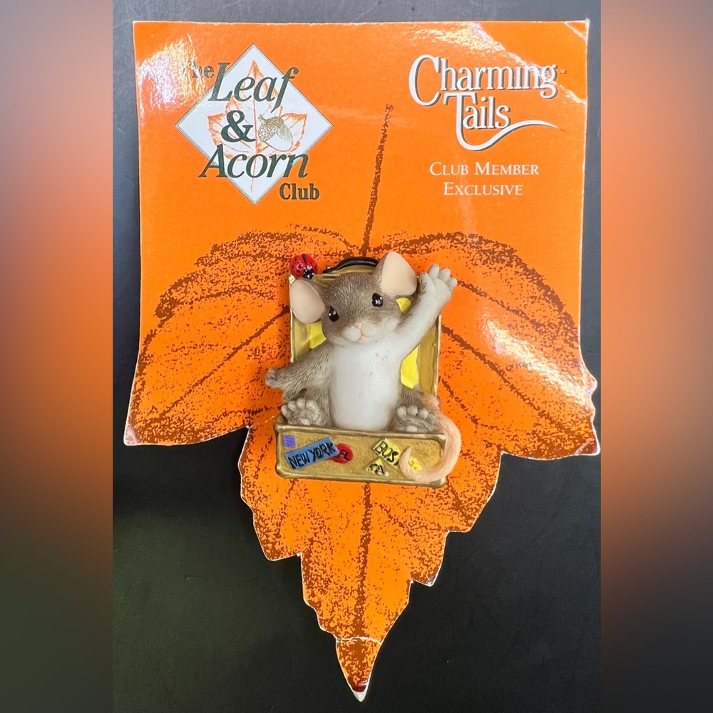 Charming Tails‎ Mouse Figurine- Pin, Club Members Excuse on paper leaf backer